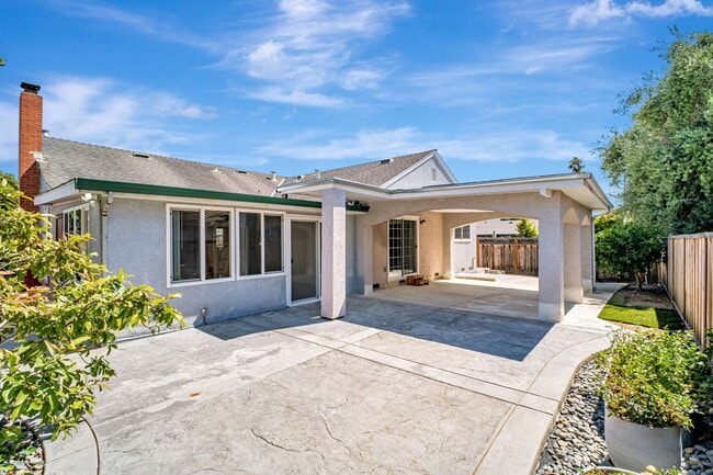 Building Photo - Charming 3BR/2BA Single Family Home for re...