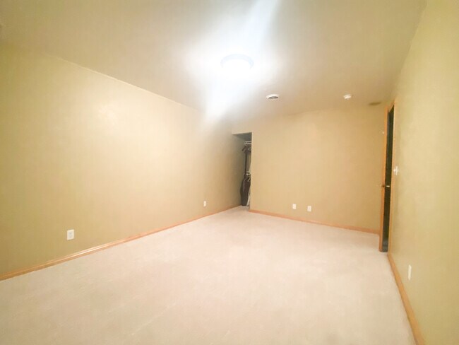 Building Photo - 13057 Velp Ave