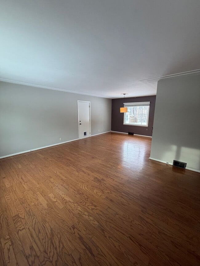 Building Photo - AVAILABLE NOW- 3 BED 2 BATH Home!