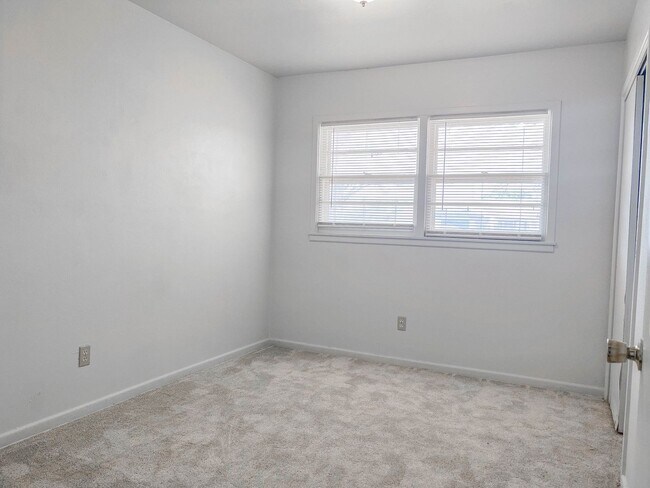 Building Photo - Pre-Leasing - 3 bed 2 bath