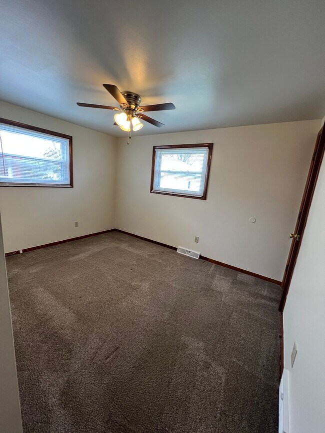 Building Photo - 1046 Leslie Ln