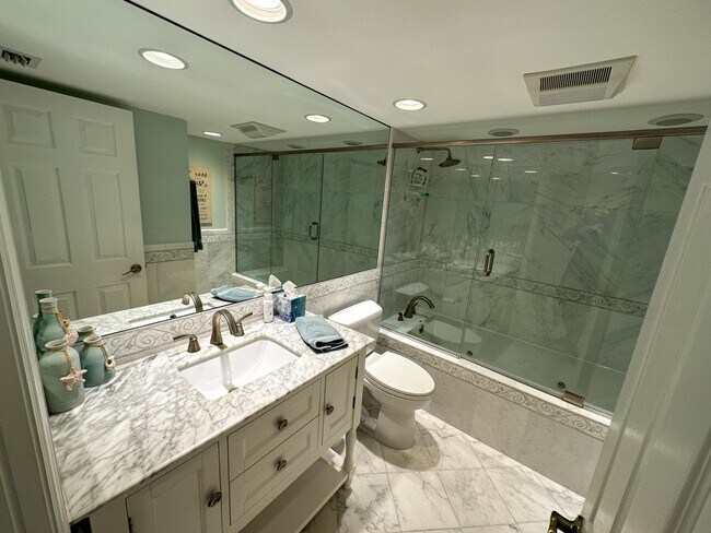 Building Photo - 5420 N Ocean Dr