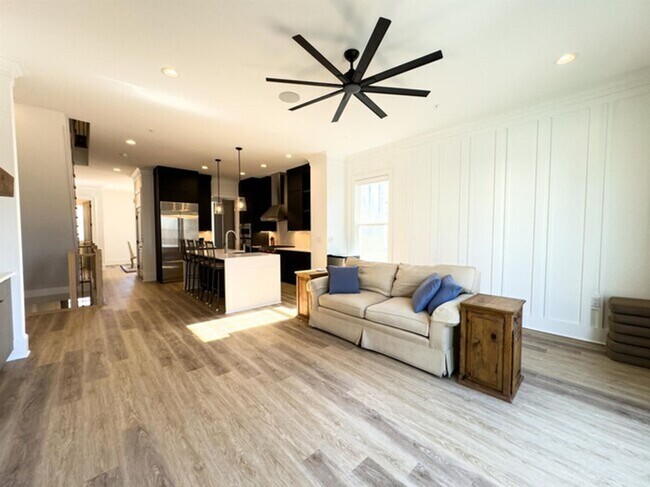 Building Photo - Gorgeous Townhome For Rent in the heart of...