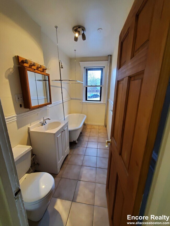 Building Photo - 364 Riverway