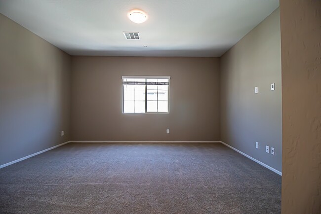 Building Photo - 3BR/ 2.5BA TOWNHOUSE IN North Las Vegas Av...