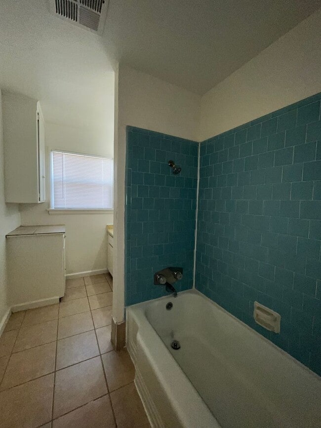Building Photo - 1504