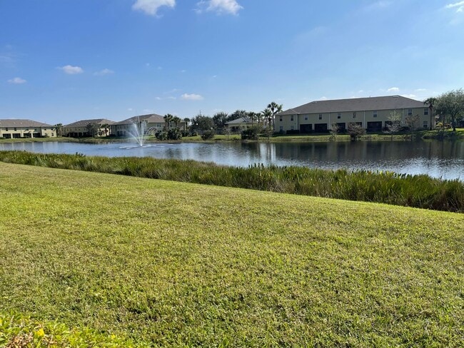 Building Photo - ANNUAL RENTAL - VISTAS AT HERITAGE BAY - 2 BED + DEN/ 2.5 BATH TOWNHOUSE