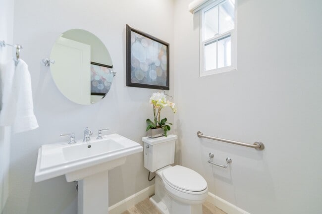 Building Photo - Fully Renovated 2 Bed, 2.5 Bath + Den Single Story Home Available NOW in Eastwood Village in Irvine!