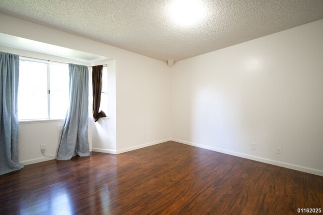 Building Photo - MOVE IN READY 2BR/1BA/2PKG IN MILILANI MAU...