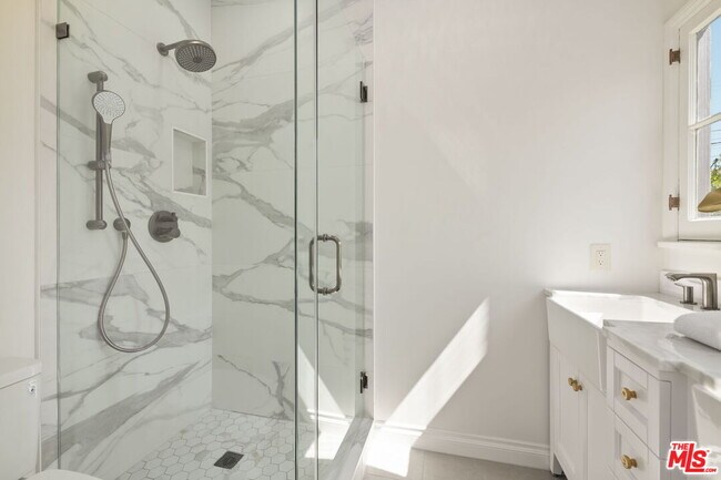 Building Photo - 802 Cochran Ave