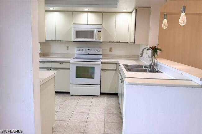 Building Photo - 7360 St Ives Way