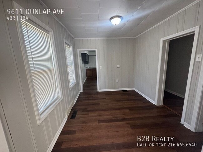 Building Photo - 9611 Dunlap Ave