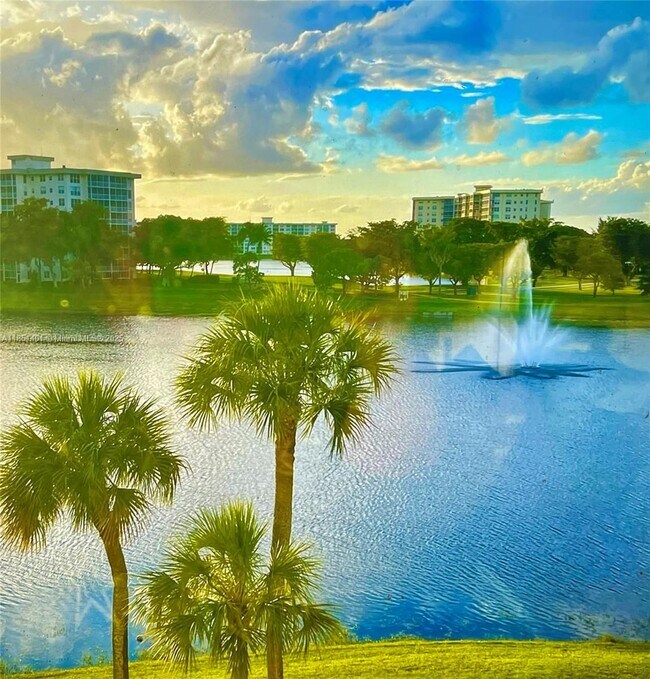 Building Photo - 2801 N Palm Aire Dr