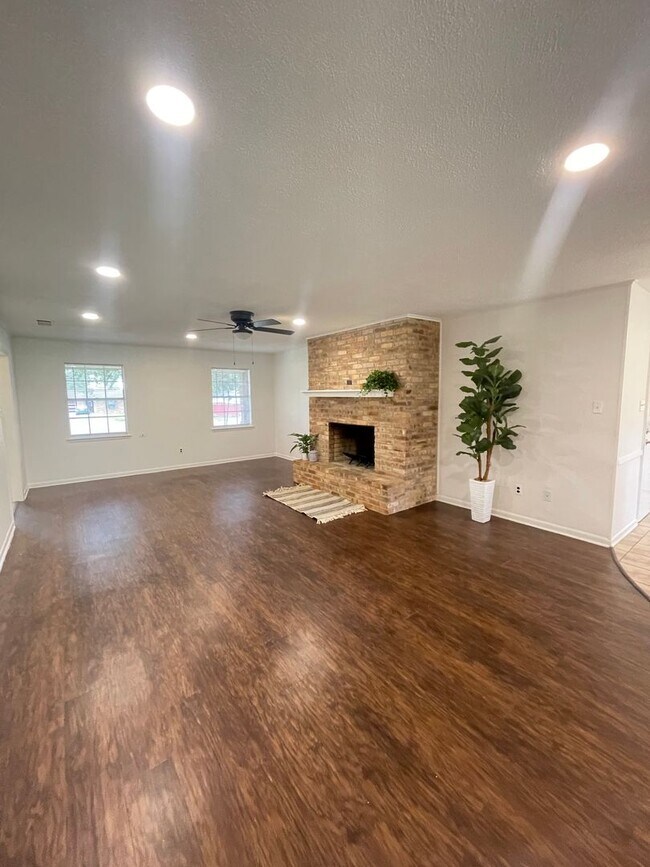 Building Photo - South Tyler! Beautifully Updated 3 Bedroom...