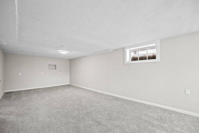 Building Photo - 4524 Waveland Ct