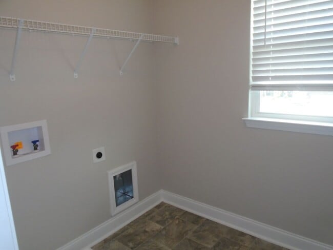 Building Photo - 635 Marshtree Ln