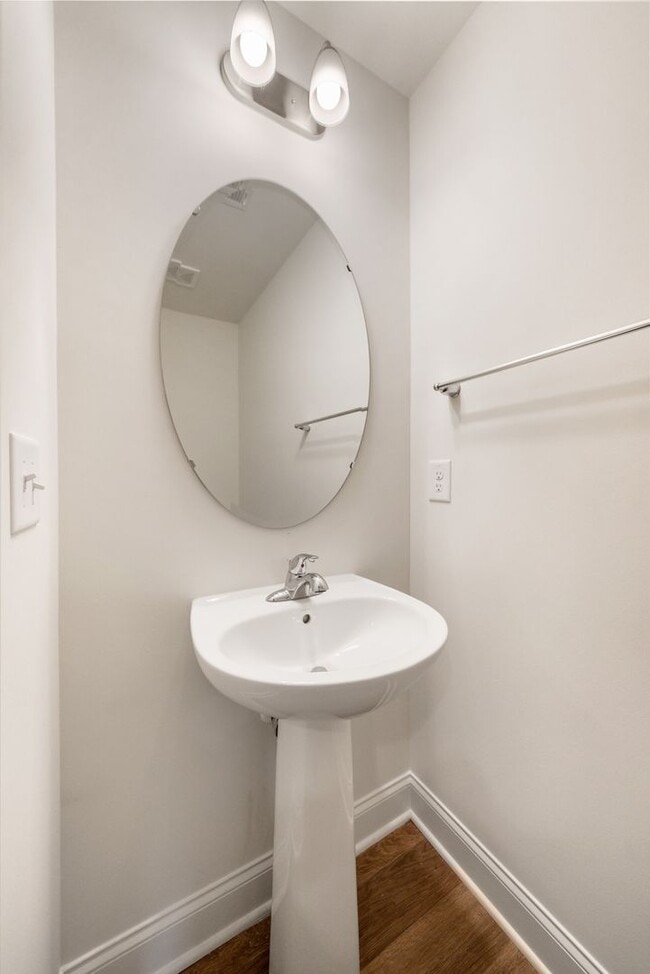Building Photo - Beautiful 3 bedroom, 2.5 bath townhome in Shephard's Square!