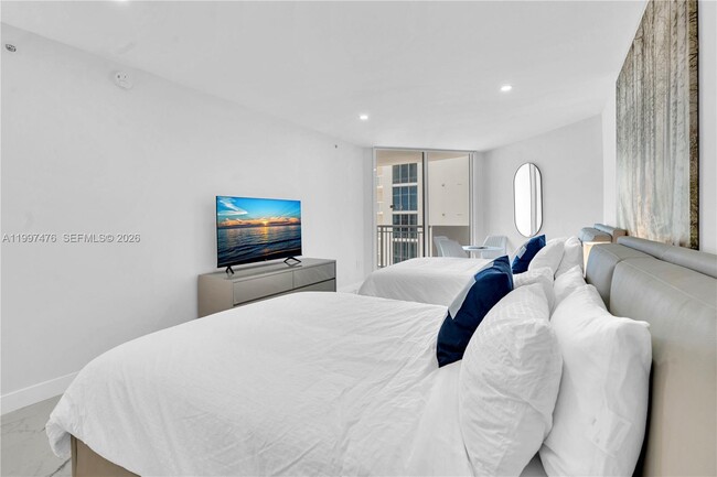 Building Photo - 17375 Collins Ave