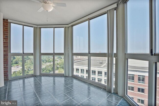 Building Photo - 2121 Jamieson Ave