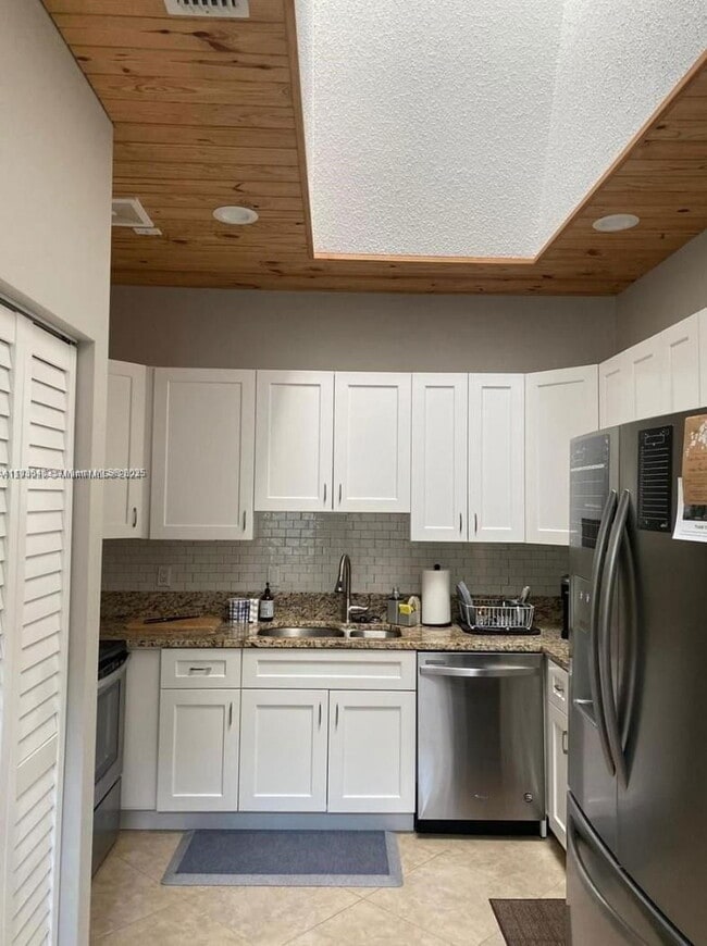 Building Photo - 51 N Lakeshore Dr