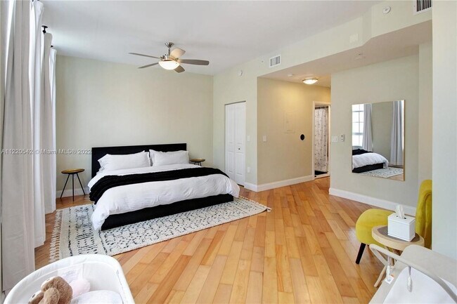 Building Photo - 520 SE 5 Ave