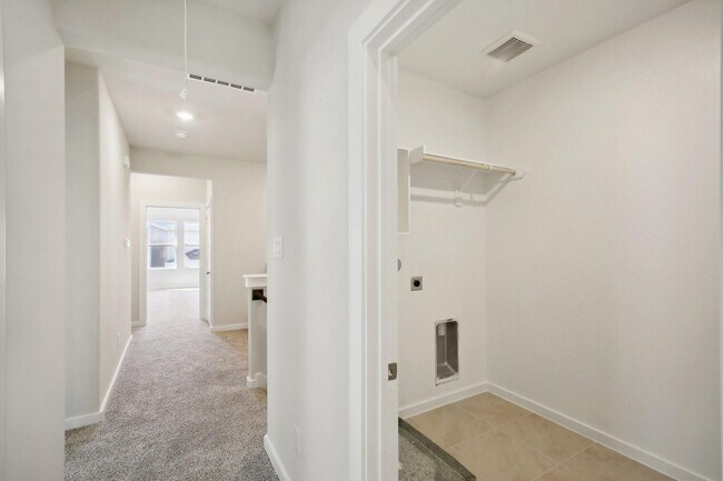 Building Photo - 586 Avisa Dr