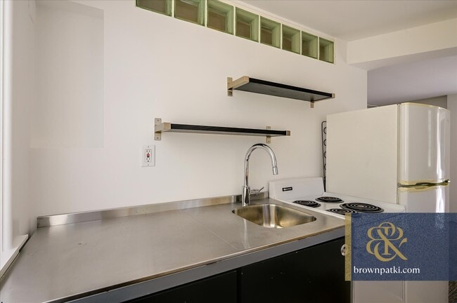 Building Photo - 33 Ford St