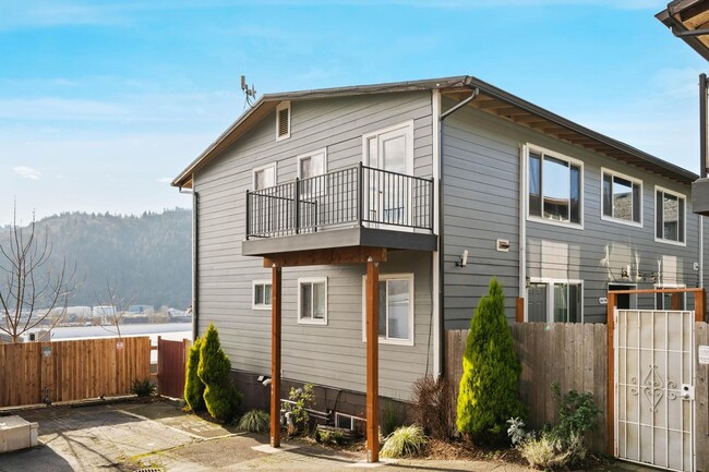 Building Photo - Comfortable 2-bed/1-bath upper apt in Cath...