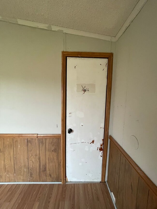 Building Photo - Country living with spacious front and backyard - 3 beds/ 2bath available now