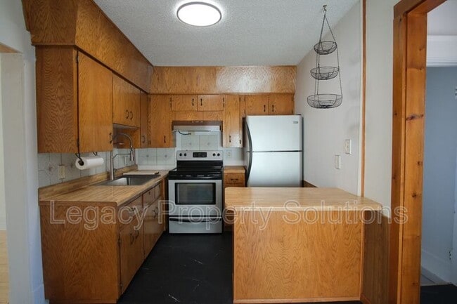 Building Photo - 609 N 13th St