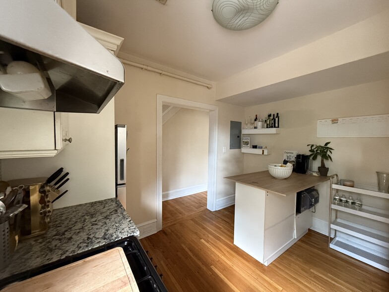 Kitchen - 988 N 5th St