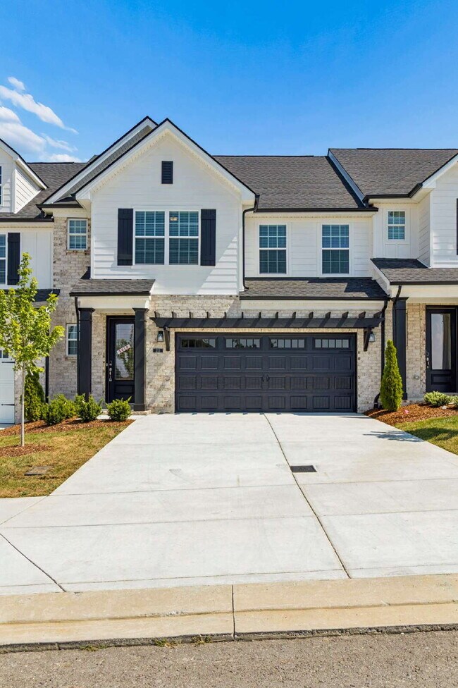 Building Photo - "Charming 3-Bed Townhouse Retreat with 2.5 Baths in Hendersonville's Heart!"