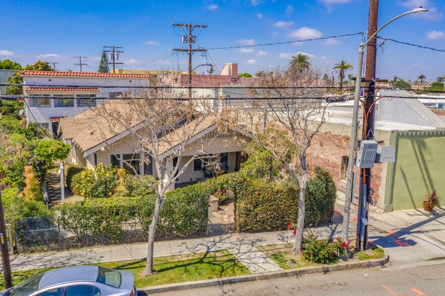 Fenced and Private Yard with deep front porch - 367 Junipero Ave