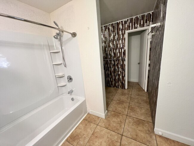 Building Photo - Remodeled 2 Bed, 2 Bath Unit in Downtown S...