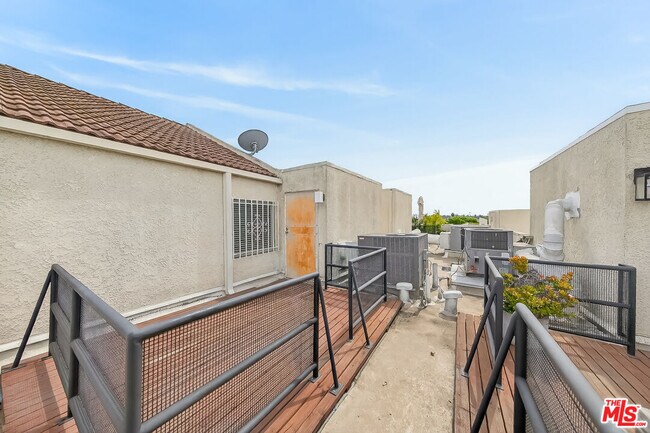 Building Photo - 1118 Valencia St