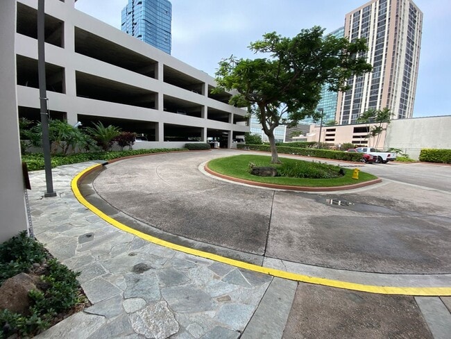 Building Photo - Live, Work & Play in the Heart of Honolulu...