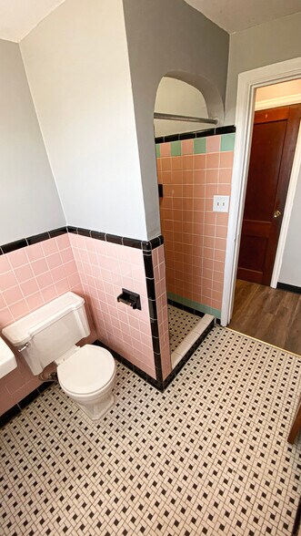 3/4 bathroom - 227 W Dunklin St