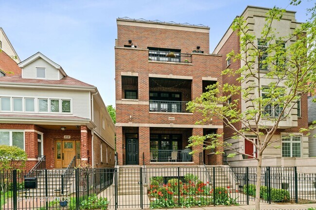 Building Photo - 3820 N Greenview Ave