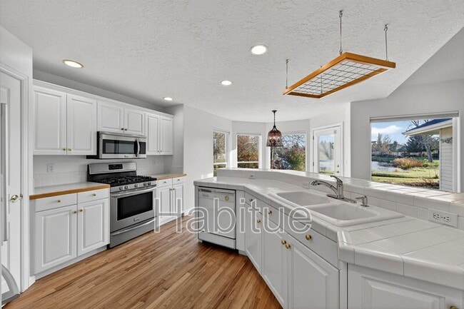 Building Photo - 393 E Trailside Dr