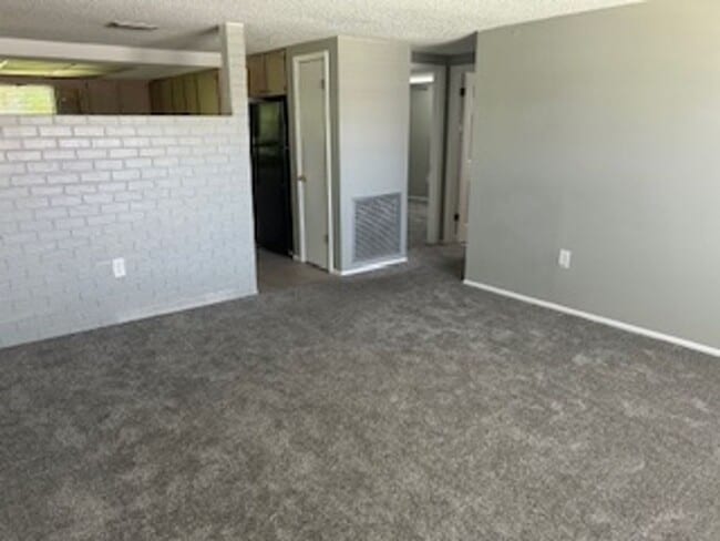 Building Photo - AVAILABLE NOW!!  Well maintained 2/2 in a ...