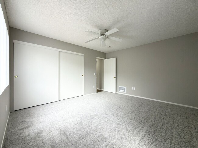 Building Photo - Spacious 2 Bedroom Corner Unit