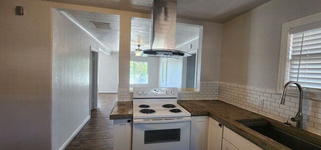 Building Photo - $500 MOVE-IN CREDIT! Updated Home with lot...