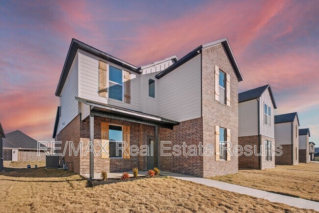 Building Photo - 4670 W Aurora St