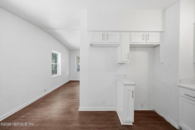 Building Photo - 5846 Abelia Rd