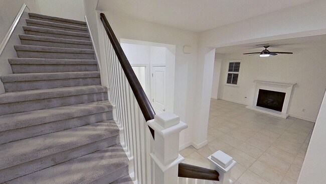 Building Photo - Gorgeous 3 Bedroom 2.5 Bath Townhome