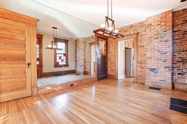 Building Photo - 557 S Grant Ave