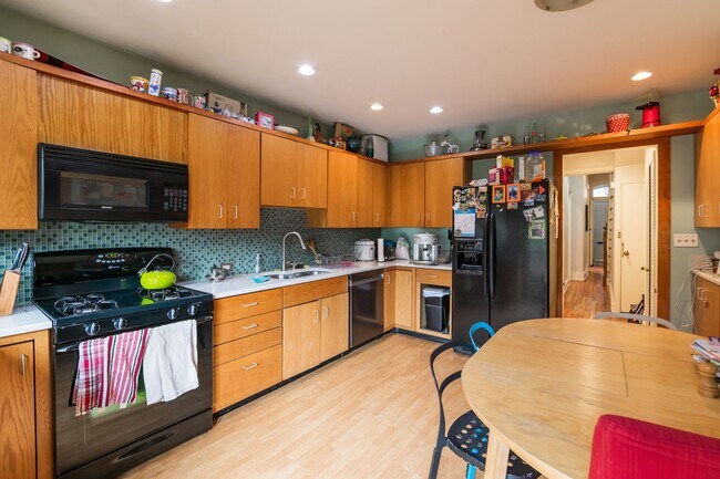Building Photo - 206 S 43rd St