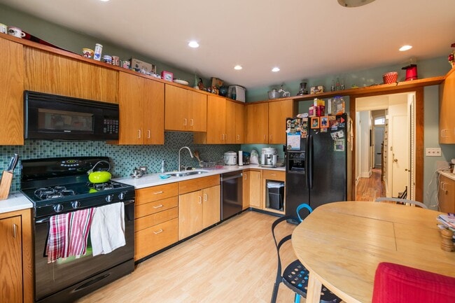 Building Photo - 5 Bedroom Townhouse in Spruce Hill
