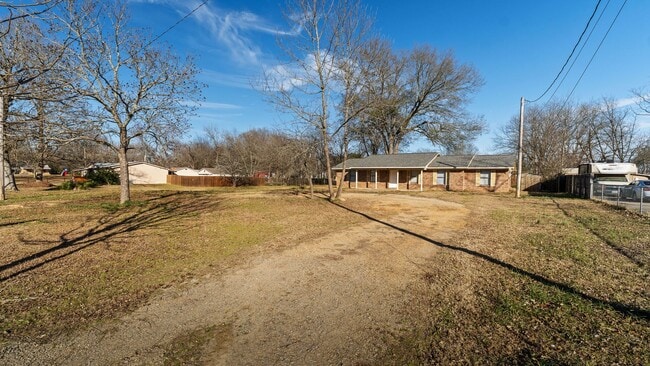 Building Photo - Newly remodeled 3 bedroom, 2 bath home.