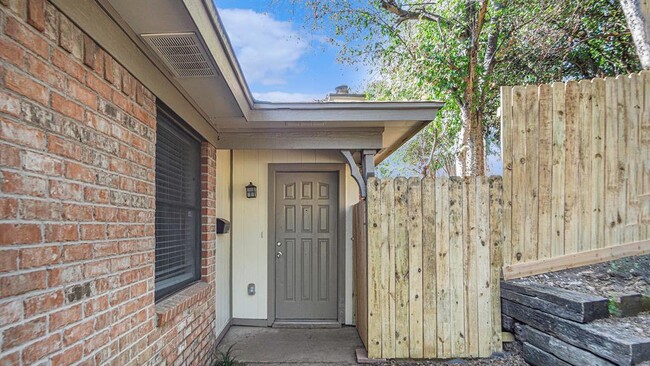 Building Photo - 2107 Mistletoe Ave
